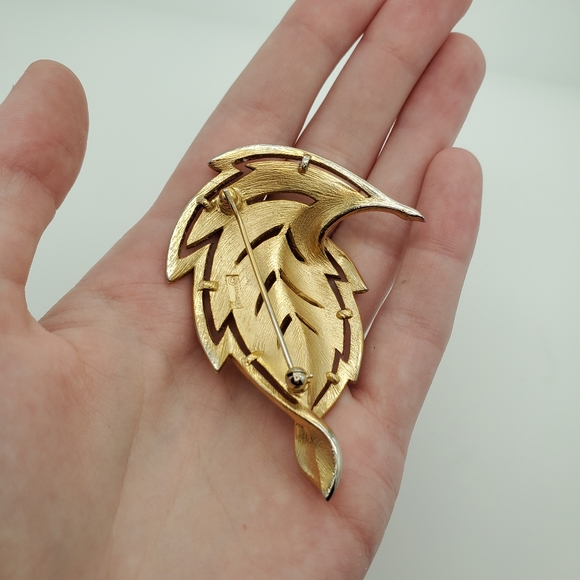 Vintage Trifari leaf pin - Picture 3 of 5